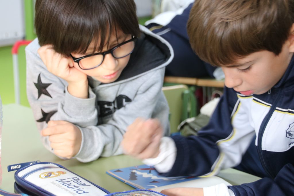 imagen de nuestros alumnos de primaria en clase