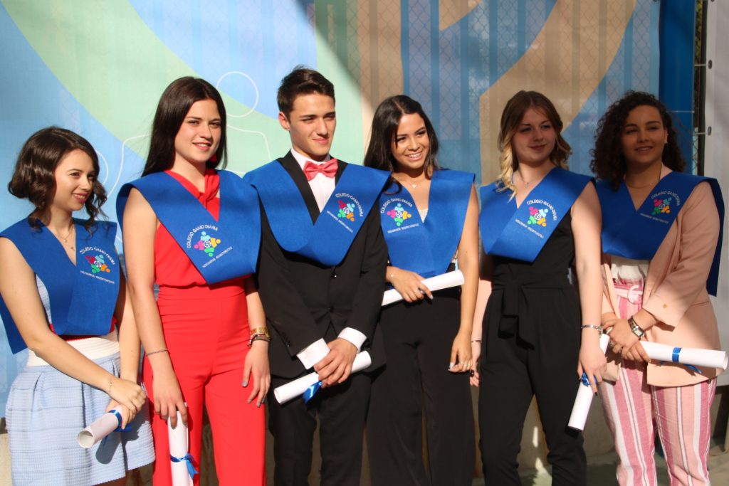imagen de alumnos de bachillerato en su acto de graduación