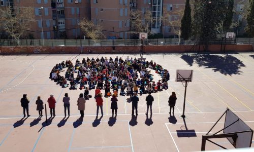 imagen de los alumnos en el patio