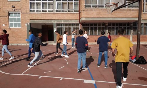 imagen de los alumnos en el patio