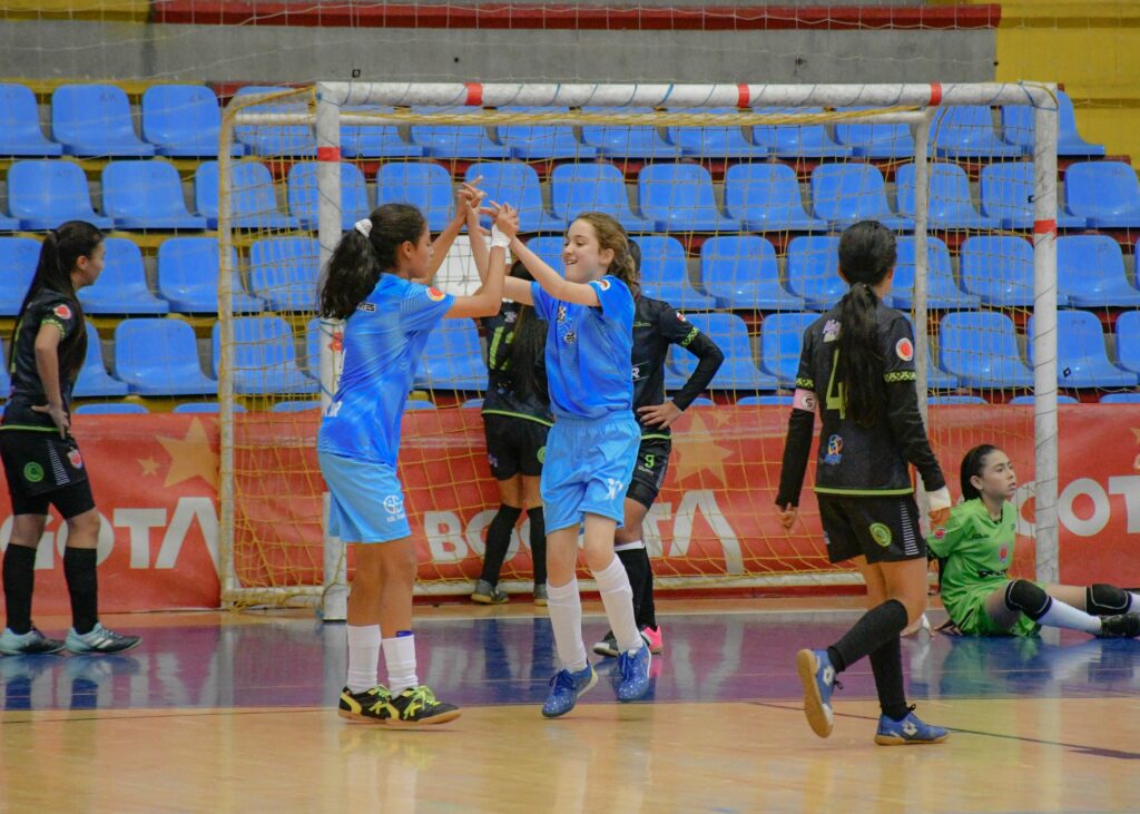 imagen de alumnas jugando al futbol sala