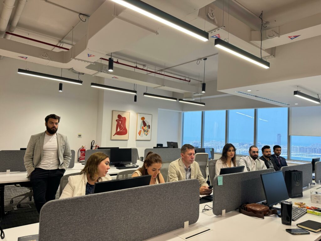 imagen de personas en una sala de informatica